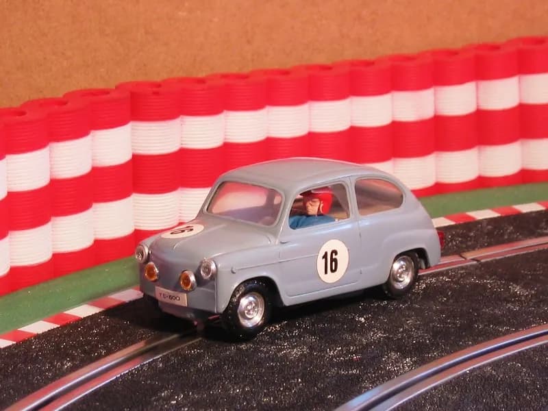 SEAT 600