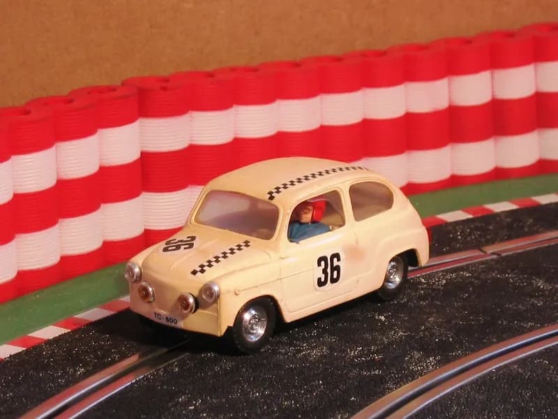 SEAT 600