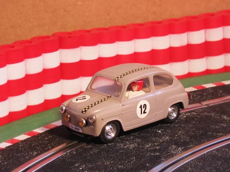 SEAT 600