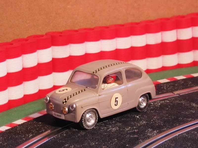 SEAT 600