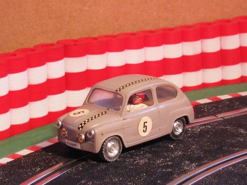 SEAT 600