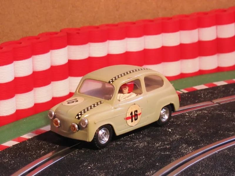 SEAT 600