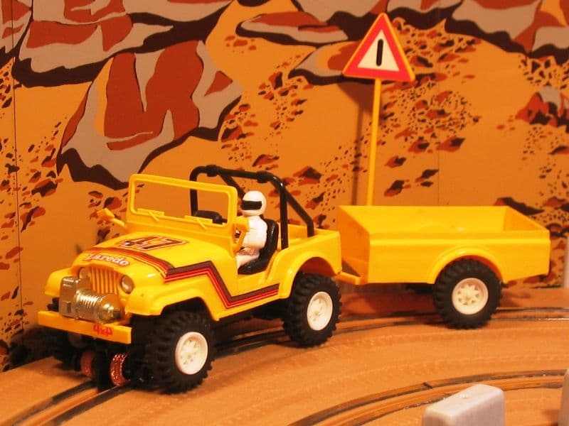 Jeep CJ-15 con remolque