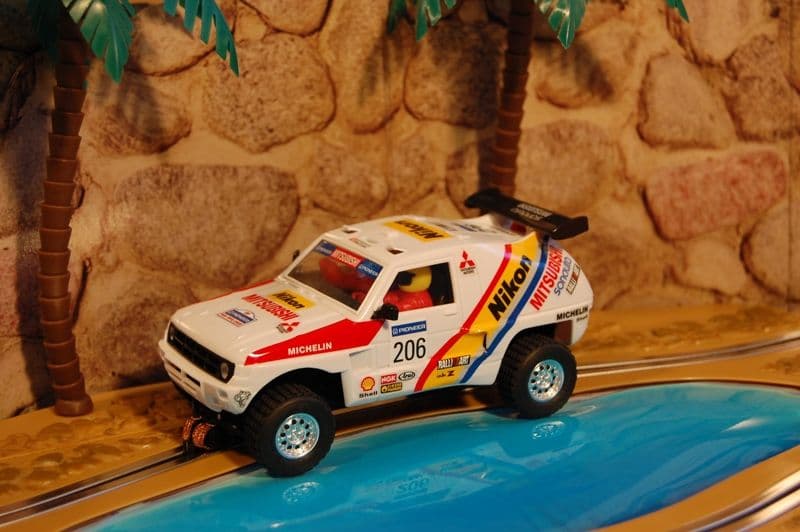 Mitsubishi Pajero Vintage (Blanco con adhesivos)